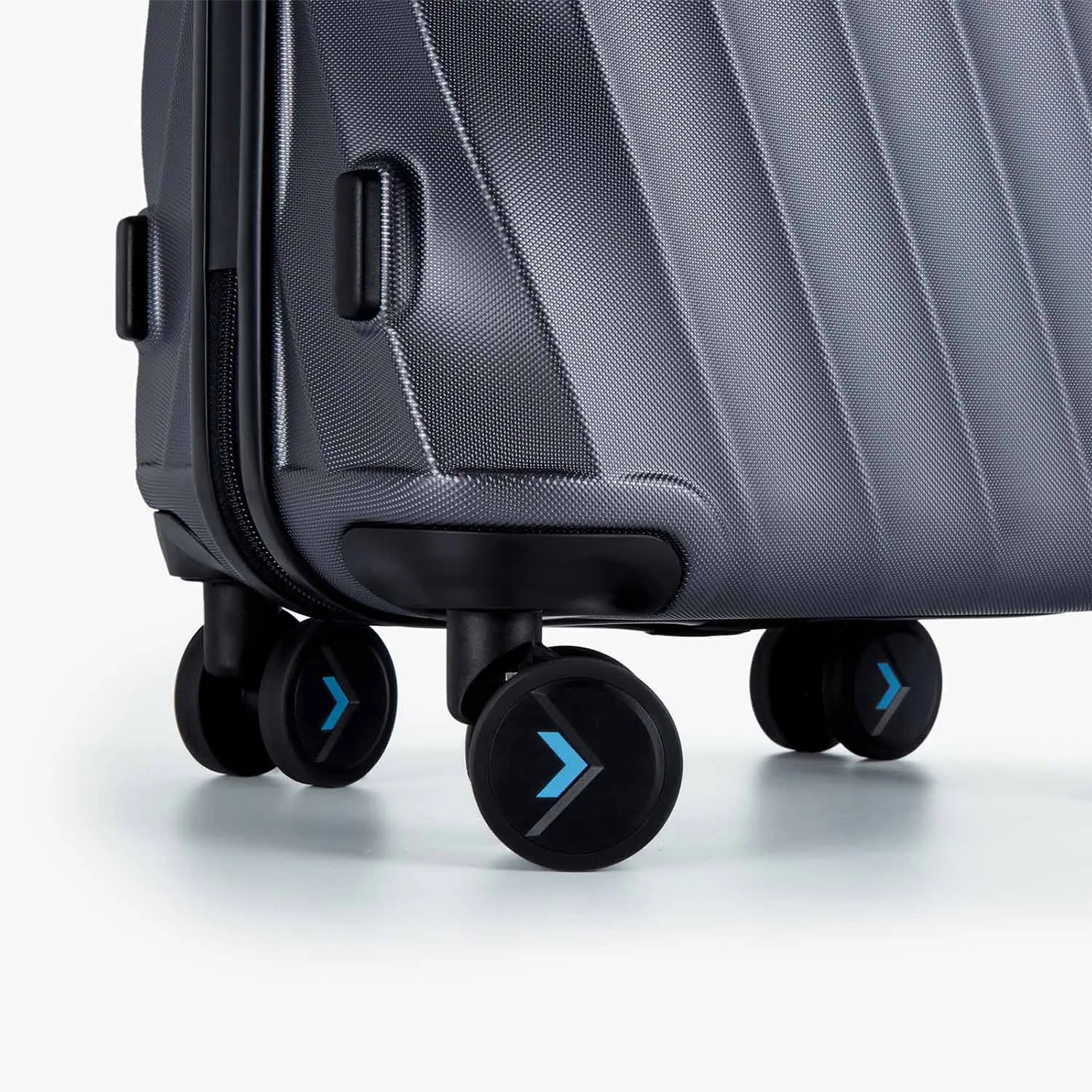 Globetrotter 21" Hardside Rolling Carry-on Stylish Suitcase