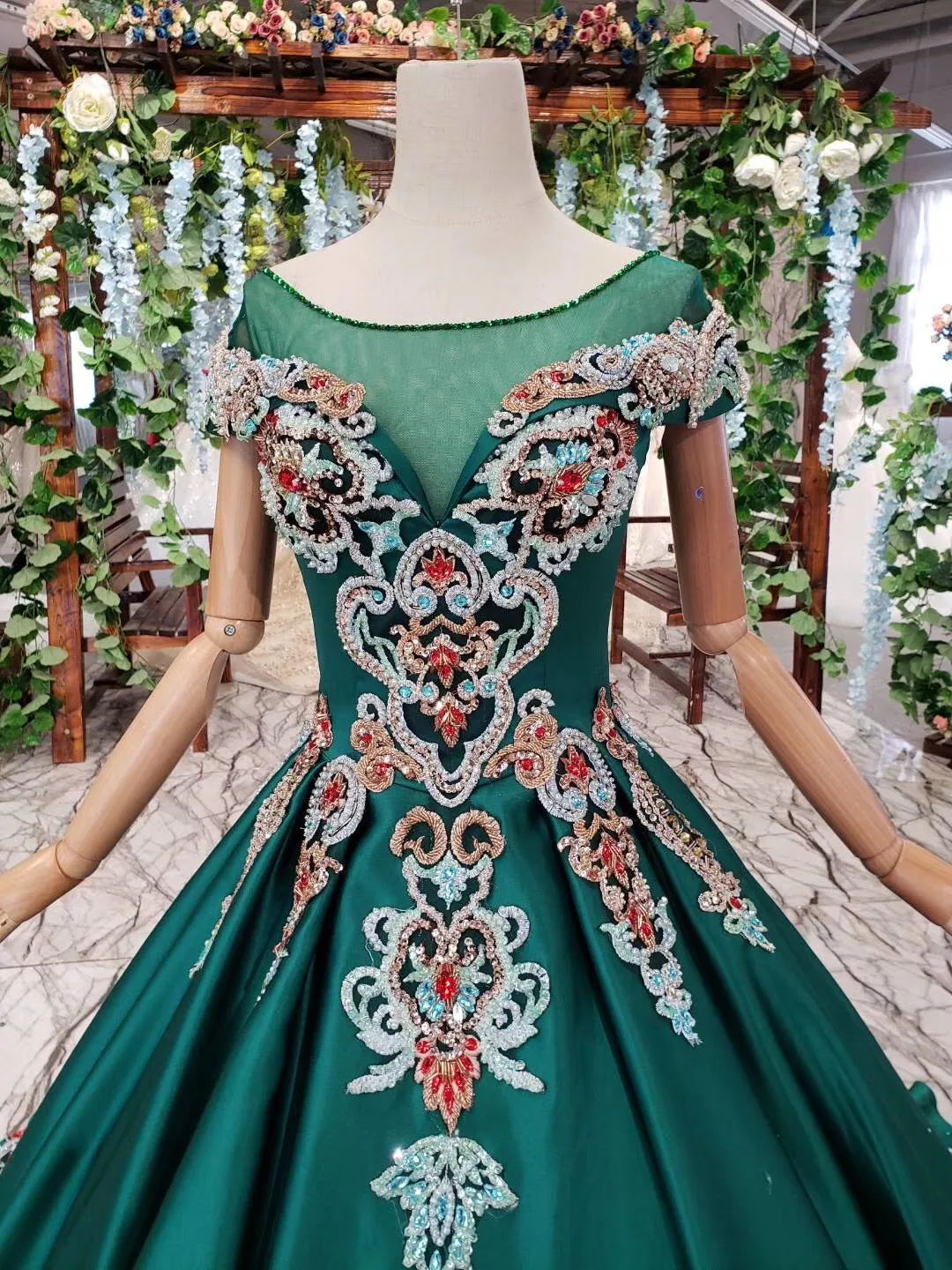 Luxury Green Round Neck Short Sleeves Prom Dresses with Beading