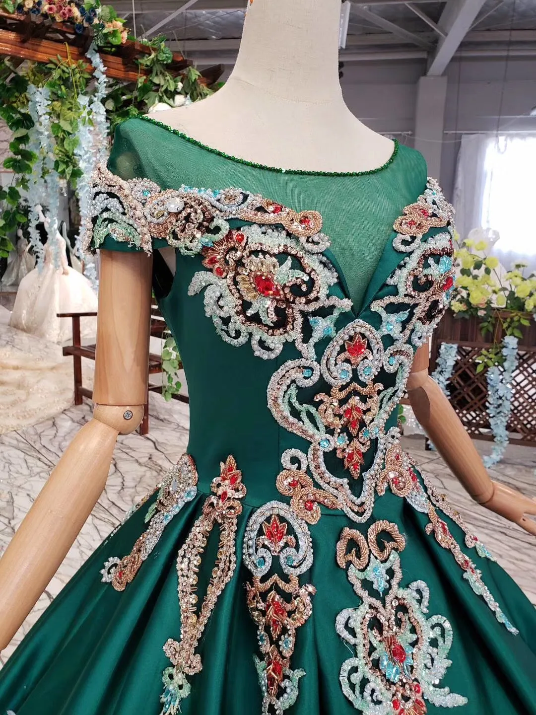 Luxury Green Round Neck Short Sleeves Prom Dresses with Beading